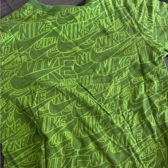 Nike BOYS green Logo All-Over Print Tee - Picture 7 of 7